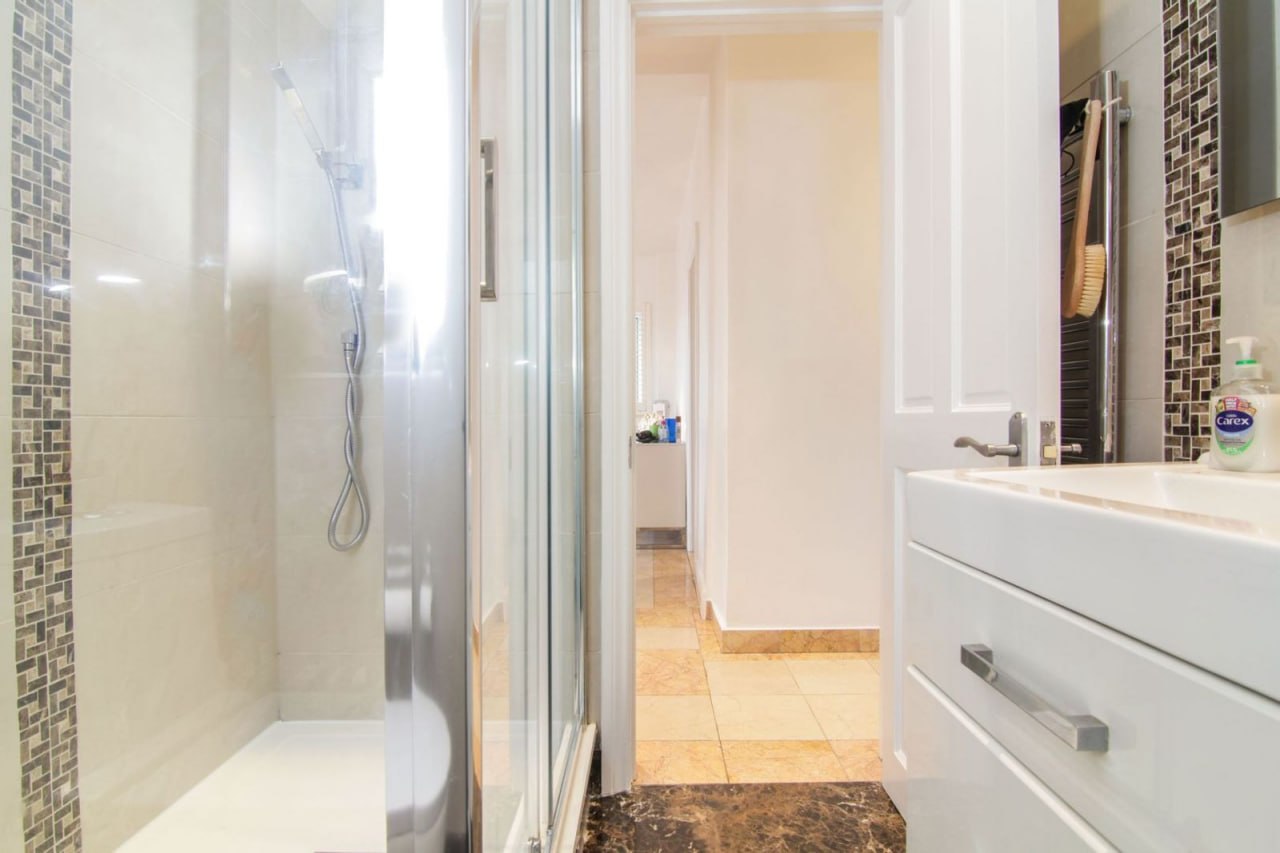 2 bedroom property at 6 Barrington Rd London primary image